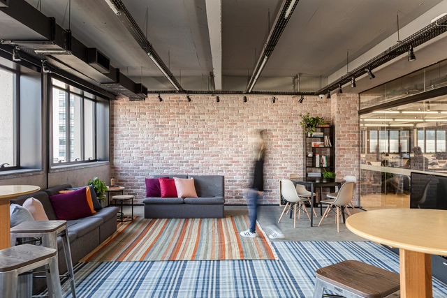 Escritório Docket  / Livia Dalmaso Arquitetura - Fotografia de Interiores, Interiores De Escritórios, Pátio, Viga, Mesa, Cadeira