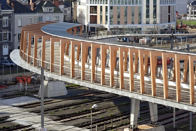 Footbridge of the High Speed Train Station Saint Laud / Dietmar Feichtinger Architectes - Exterior Photography, Pedestrian Bridge, Handrail, Beam