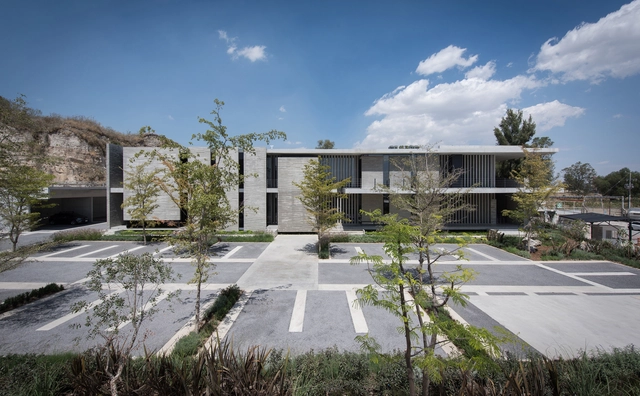Corporativo Anteus Constructora / Ricardo Yslas Gámez Arquitectos - Fotografía exterior, Edificio De Oficinas, Jardín, Fachada