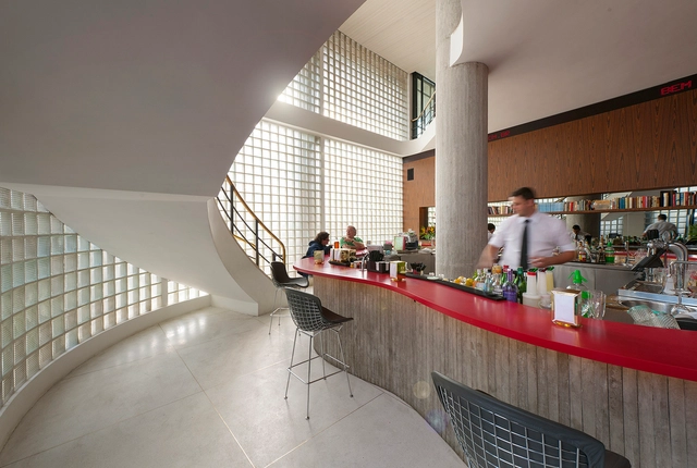 Interiores brasileiros: 10 projetos com tijolo de vidro - Imagem de Destaque