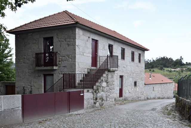 Casa em Airães / Parqur - Fotografia de Exterior, Renovação, Porta, Fachada, Escada