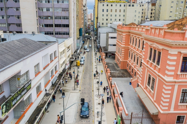 Nova rua completa de Curitiba une prioridade a pedestres e preservação do patrimônio - Imagem de Destaque