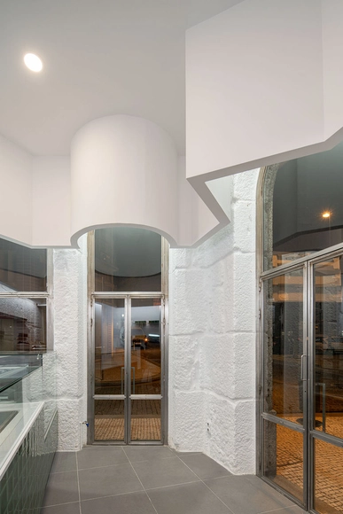 Pastelaria Curtain over a window / Martins Architecture Office - Fotografia de Interiores, Armazéns, Fachada, Porta, Escada, Arco, Corrimão