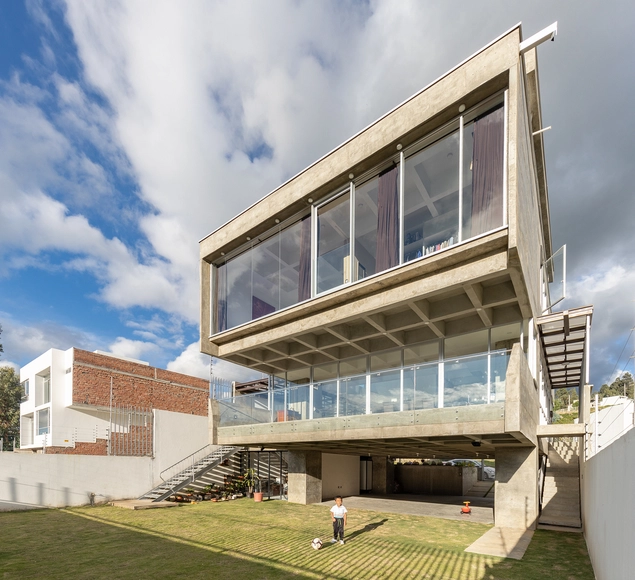 Casa D4 / Edwin Hurtado + Holger Cuadrado - Fotografía exterior, Casas, Fachada, Barandas