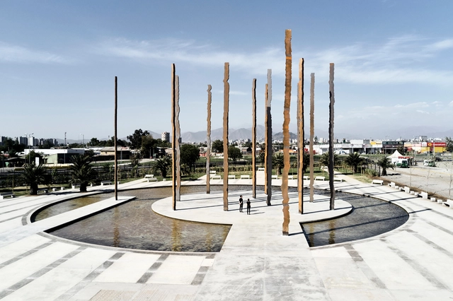 Intervención Su Vertical nos Retiene / Fernando Prats + Ámbito Cero + elton_léniz + Cruz-Mandiola - Fotografía exterior, Instalaciones Y Estructuras, Pilares, Fachada