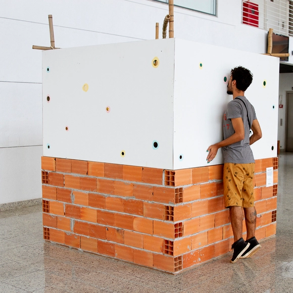 Estúdio Mangava projeta instalação de tijolos que explora a subjetividade do futuro - Imagem de Destaque