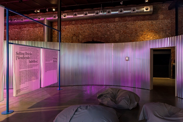 Doce Fábulas Urbanas. Diseño expositivo  / Taller de Casquería - Fotografía interior, Interiores De Museos Y Exposiciones, Dormitorio, Fachada