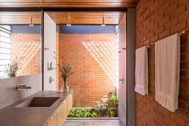 Interiores brasileiros: 10 soluções de iluminação natural em banheiros - Imagem de Destaque