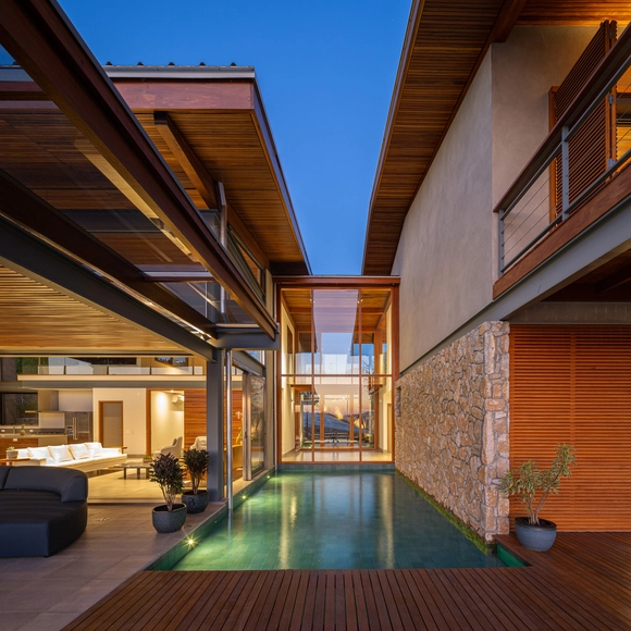 Residência JLB / Rocco Arquitetos - Fotografia de Exterior, Interiroes De Casas, Terraço, Fachada, Viga, Corrimão, Cadeira, Mesa