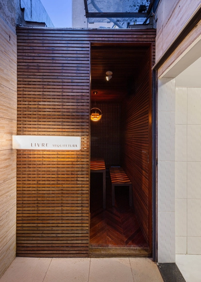 Micro Escritório em Muxarabi de Madeira / LIVRE arquitetura - Fotografia de Interiores, Interiores De Escritórios, Porta, Fachada, Arco, Cadeira