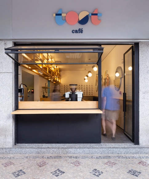 Tost Café / Gabriel Castro MOBIO - Fotografia de Interiores, Interiores De Cafeterias, Fachada, Porta