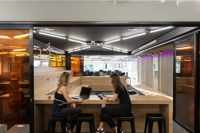 Escritório Cadastra Porto Alegre / 6mm Arquitetura + Corteo Arquitetos - Fotografia de Interiores, Interiores De Escritórios, Cozinha, Mesa, Cadeira