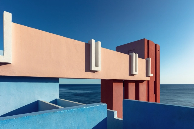 La Muralla Roja de Ricardo Bofill fotografiada a través del lente de Sebastian Weiss - Imagen Principal