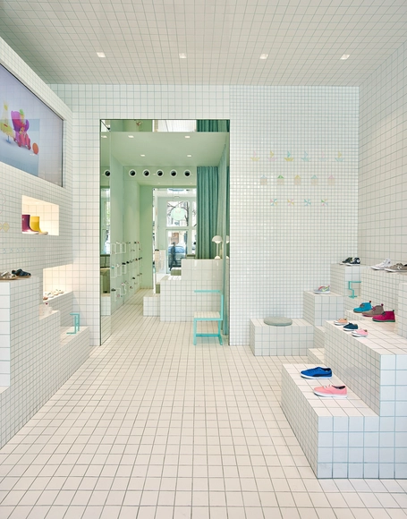 Tienda de zapatos Little shoes / Nábito Architects - Fotografía interior, Tienda, Baño, Puerta