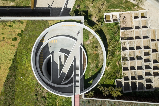 Parque e Estacionamento da Caldeiroa / Pitagoras Group - Fotografia de Exterior, Estacionamento, Fachada
