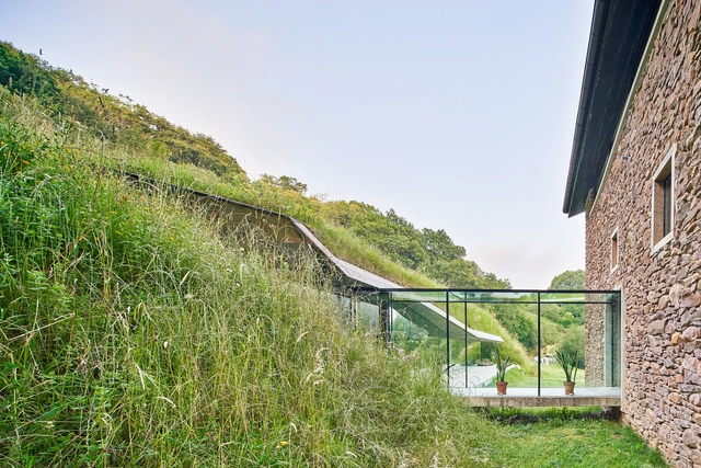 Arquitecturas soterradas en Iberoamérica: 9 proyectos que se relacionan con el entorno - Imagen Principal