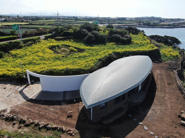济州岛唇形屋顶住宅 / Studio GAON - 建筑图, 独立住宅, 椅子