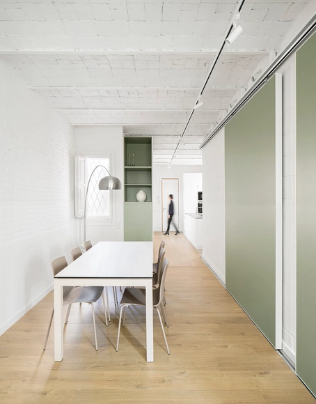 1907.H Reforma de una vivienda en Barcelona / LAOS (Xavier Botet + Albert Saboya) - Fotografía interior, Interiores De Apartamentos, Cocina, Fachada, Mesas, Sillas
