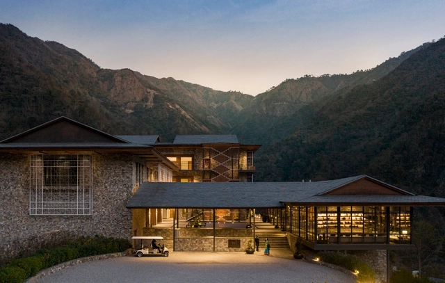 Hotel Resort e Spa Taj Rishikesh / yh2 + Edifice Consultants Pvt. Ltd - Fotografia de Exterior, Hotéis
