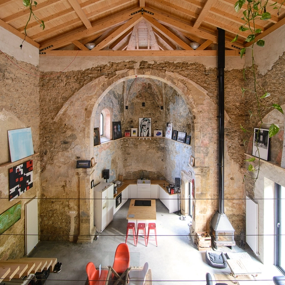 La iglesia de Tas / Garmendia Cordero Arquitectos - Fotografía interior, Reconversión, Fijación Vigas, Arco, Arcada, Fachada, Pilares, Sillas, Mesas