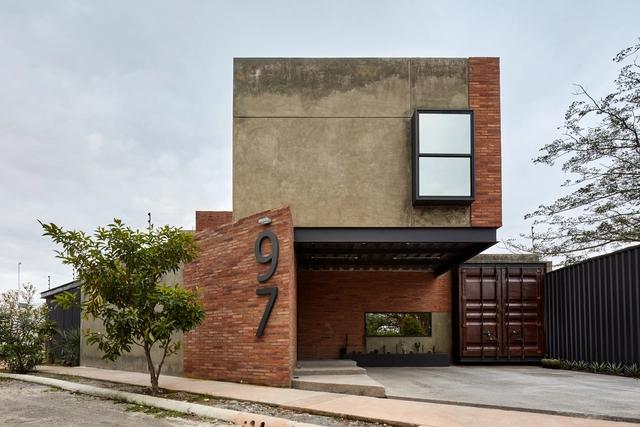 Casa 97  / César Solórzano arquitectos - Fotografía exterior, Casas, Fachada, Escaleras, Puerta