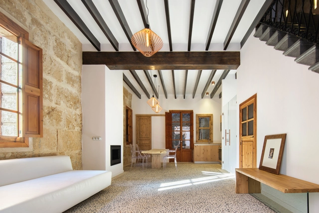 Vivienda SJ - XVIII / Minimal Studio - Fotografía interior, Renovación, Dormitorio, Fijación Vigas, Puerta, Fachada, Iluminación, Sillas, Mesas