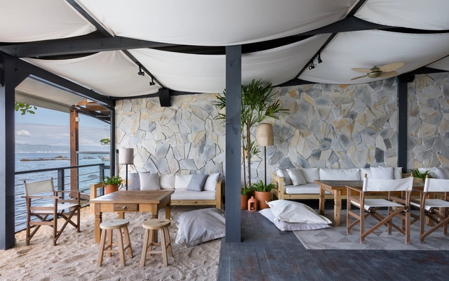 Restaurante Pargus Seaside / Studio Gabriel Bordin - Fotografia de Interiores, Interiores De Restaurantes E Bares, Dormitório, Porta, Viga, Mesa, Cadeira