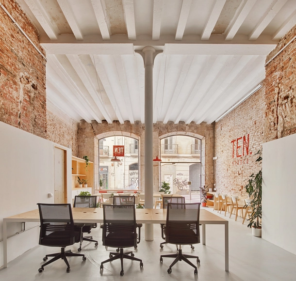 TEN Studio / NAM Arquitectura - Fotografía interior, Interiores De Cowork, Fijación Vigas, Arco, Fachada, Sillas, Mesas
