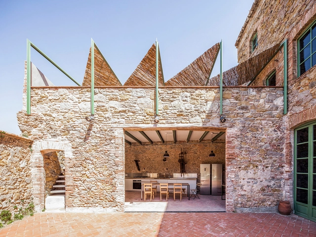 Dirk y la fábrica de chocolate / Anna & Eugeni Bach - Fotografía exterior, Renovación, Patio interior, Fachada, Arco, Escaleras, Sillas, Bancas
