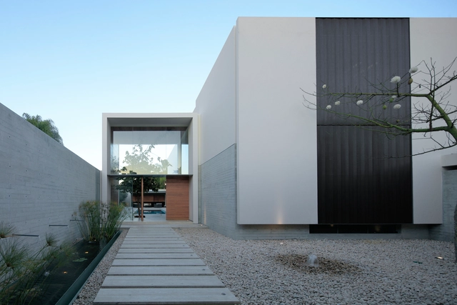Casa Lú entre patios / Di Vece Arquitectos - Fotografía exterior, Casas, Fachada, Escaleras