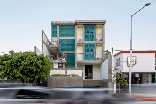 墨西哥公寓，蓝色格子薄膜立面 / FORMAtaller + Departamento de Arquitectura - 建筑图, 公寓, 表皮
