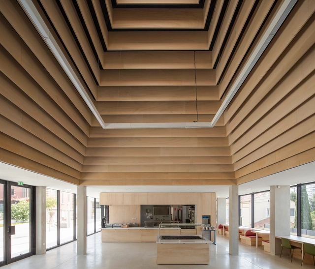 Claret High School Restaurant Area / vGHcompany - Interior Photography, Dining Hall