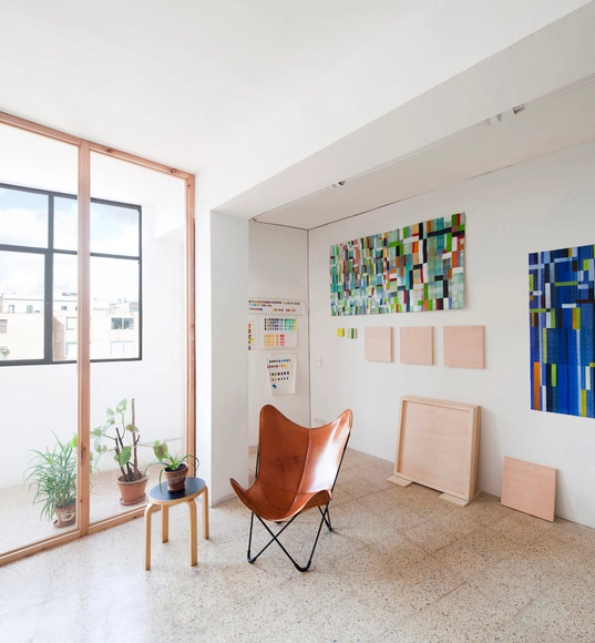 Estudio para el artista Victor Pérez-Porro / Anna & Eugeni Bach - Fotografía interior, Edificio De Oficinas, Sillas