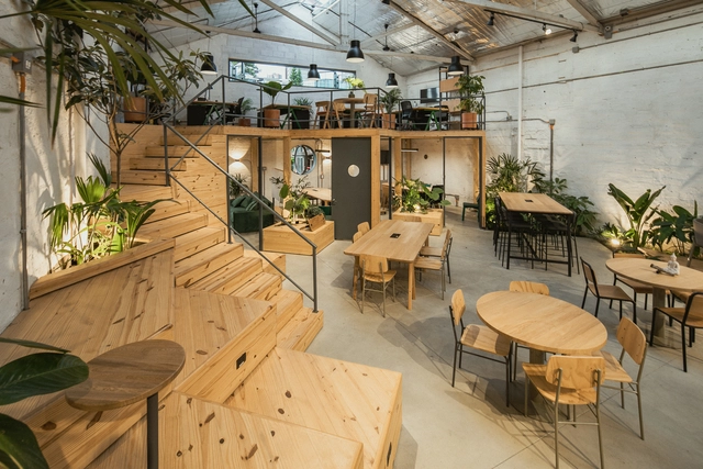 Bodega Communal Medellín / Yemail Arquitectura  - Fotografía interior, Interiores De Cowork, Jardín, Mesas, Sillas