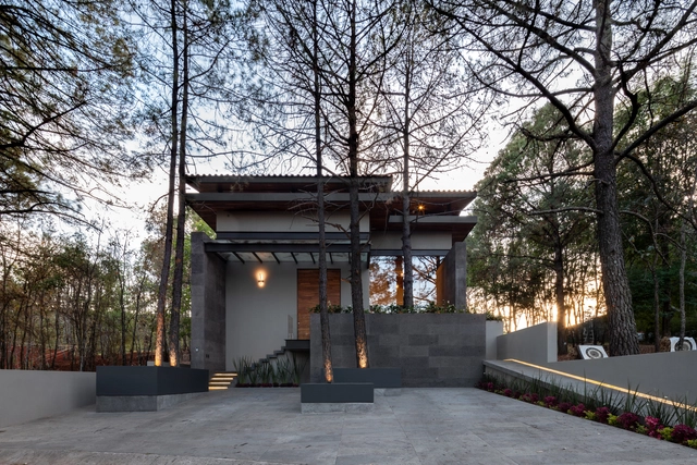 Casa entre pinos / Infante Arquitectos - Fotografía exterior, Casas, Puerta, Fachada