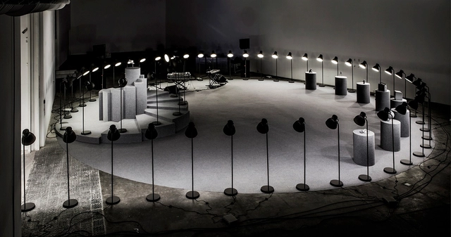 Instalación New Balance 574 Grey Day / Anna & Eugeni Bach - Fotografía interior, Diseño De Interiores, Cierros, Barandas