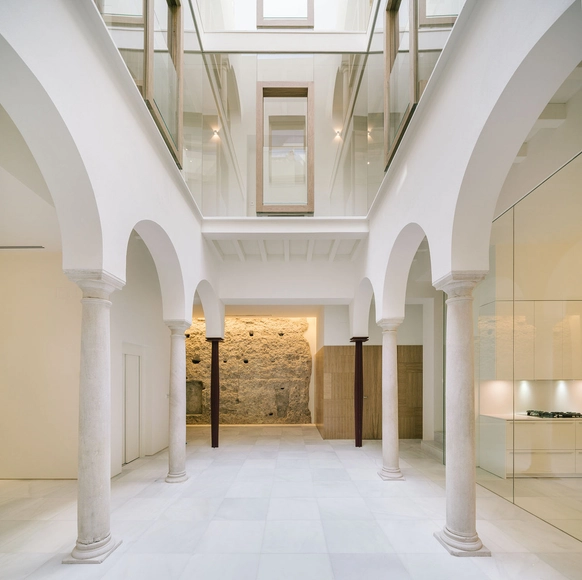 House City Wall / nodo17 group - Fotografía interior, Interiores De Casas, Arco, Pilares