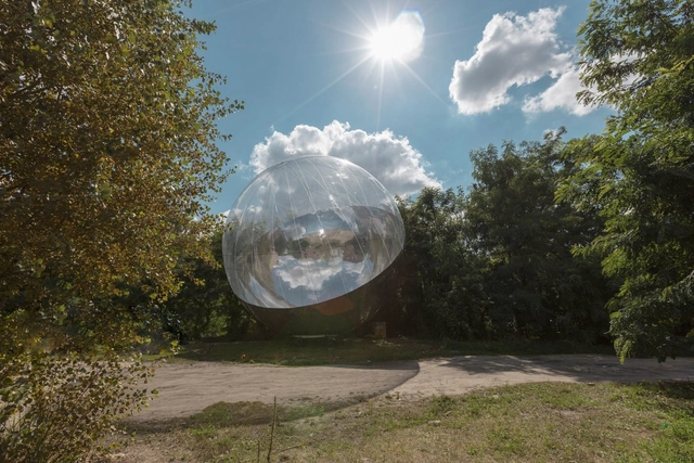 Tomás Saraceno 在莫斯科‘车库’当代美术馆安插镜面球体 - 主图