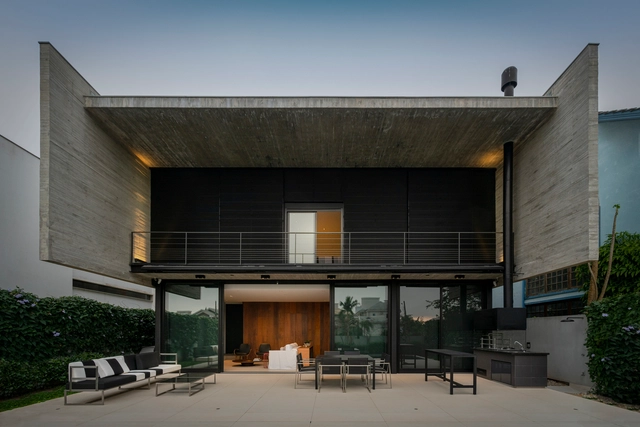 Casas brasileiras: 10 residências com empenas de concreto - Imagem de Destaque