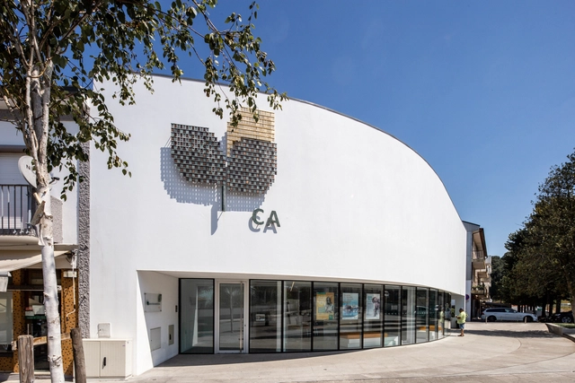 Banco em Paredes de Coura / João Marques Franco - Fotografia de Exterior, Banco, Fachada, Porta
