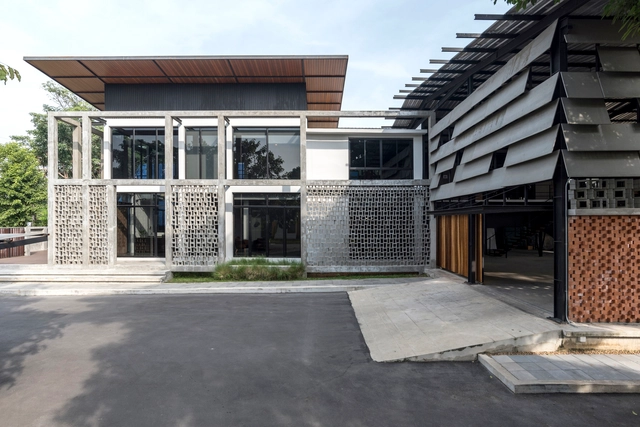 MAC建设集团总部，‘未完工’的建筑 / O2 Studio - 建筑图, 办公设施, 表皮