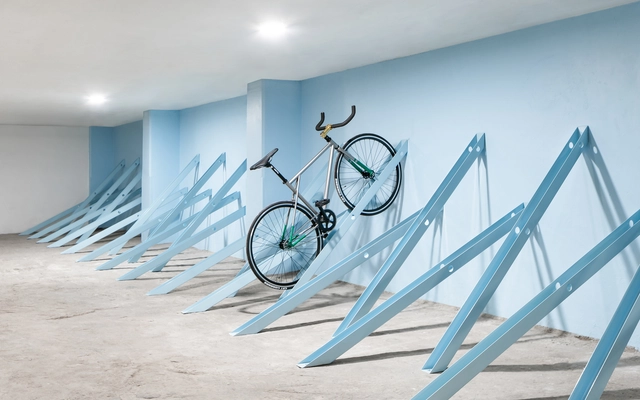 Bici: Estacionamiento para bicicletas / Zeller & Moye - Fotografía interior, Otras Estructuras, Escaleras, Puerta, Barandas, Sillas