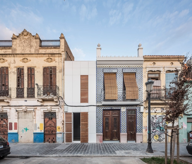 Casa-Taller en el Cabanyal / Estudio Alberto Burgos + Teresa Carrau Carbonell - Fotografía exterior, Interiores De Apartamentos, Puerta, Fachada, Arco