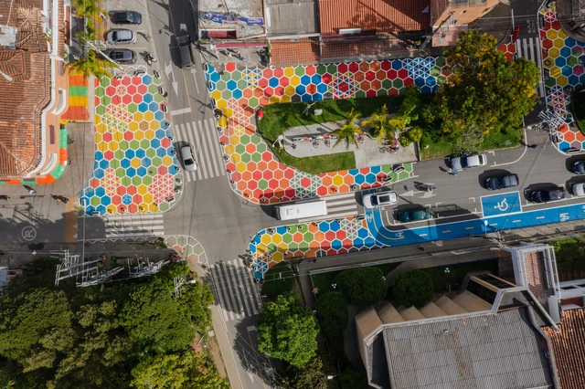 Intervención Calle Consciente, un jardín de colores / Arquiurbano Taller + IAA Studio - Fotografía exterior, Paisaje Y Arquitectura, Jardín, Fachada, Urbano