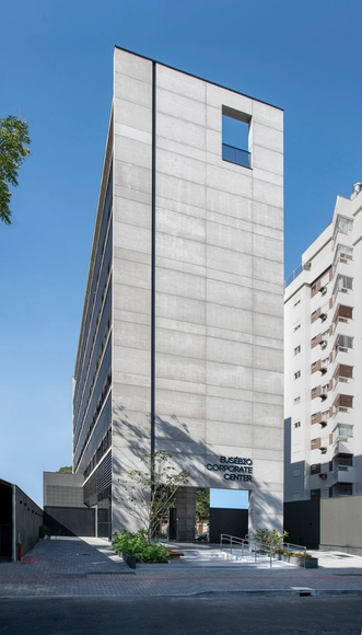 Edifício Eusébio Corporate Center / Estudio Vertical Arquitetura - Fotografia de Exterior, Interiores De Escritórios, Fachada