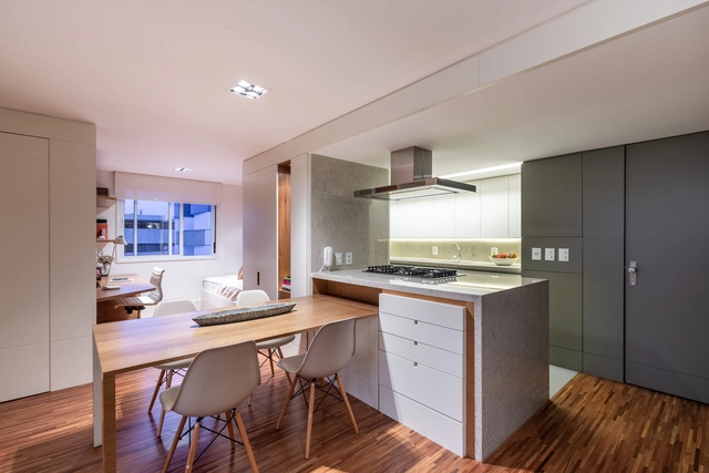 Apartamento Pavan / Núcleo de Arquitetura Experimental  - Fotografia de Interiores, Interiores De Apartamentos, Cozinha, Porta, Bancada, Cadeira, Mesa, Iluminação, Pia