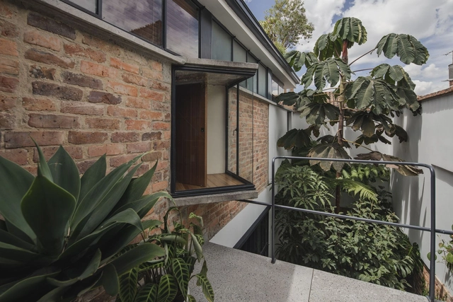 Casa Taller Barrio BCH / Yemail Arquitectura  - Fotografía exterior, Edificio De Oficinas, Jardín, Fachada, Cierros, Barandas
