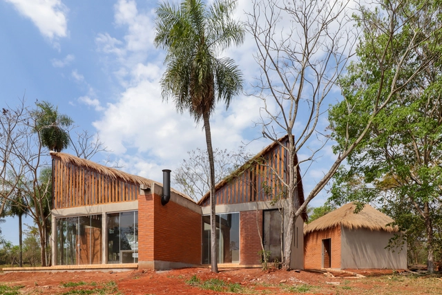 Rancho de paja en Ita / Cinco Patas al Gato + Biocons Arquitectos - Fotografía exterior, Casas, Fachada, Puerta