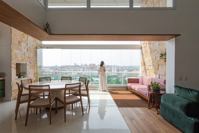 Apartamento 112 / Estúdio Mangava + Júlia Figueiredo - Fotografia de Interiores, Interiores De Apartamentos, Porta, Balcão, Mesa, Cadeira, Banco