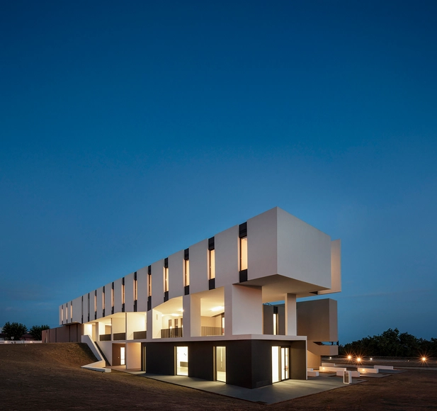 MD Centro de Abrigo Temporário / box: arquitectos - Fotografia de Exterior, Centro Comunitário, Fachada, Porta